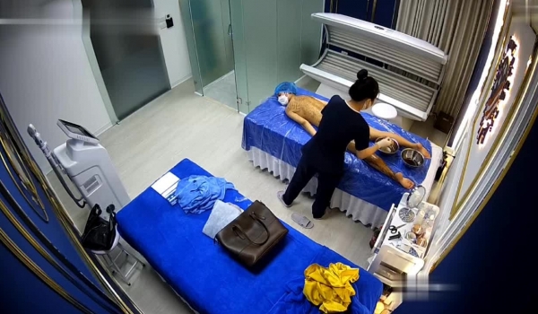 【精品TP】网络破解摄像头 ️记录高端美容院全身涂抹 保鲜膜包裹！