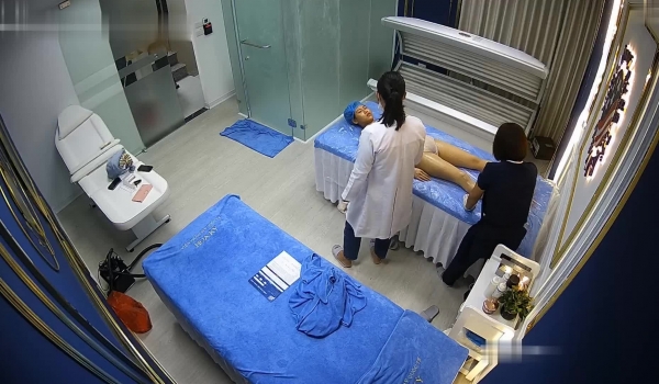 【精品TP】网络破解摄像头 ️记录高端美容院全身涂抹 保鲜膜包裹！