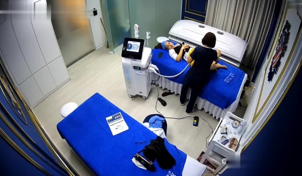 【精品TP】网络破解摄像头 ️记录高端美容院全身涂抹 保鲜膜包裹！