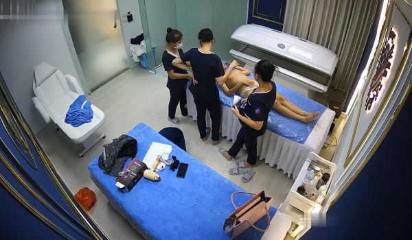 【精品TP】网络破解摄像头 ️记录高端美容院全身涂抹 保鲜膜包裹！
