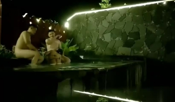 泄密流出 深圳某五星温泉酒店3P事件公司老总和年轻下属小姐在浴池淫乱3P