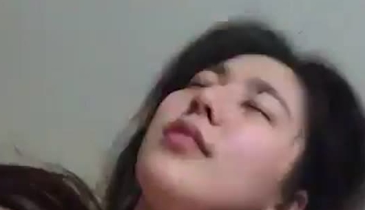 大叔酒店约炮白白嫩嫩的美女同事操的她受不了了完美露脸
