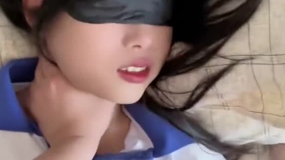 91小伙酒店约炮粉嫩的高三学妹 猛戳她的小嫩B有点吃不消了