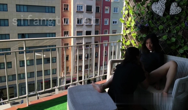 多毛国人妹子留学生反差骚女【猫咪女神】私拍完结篇~不好好学习甘心做老外母狗 异族夫妇在城市阳台上