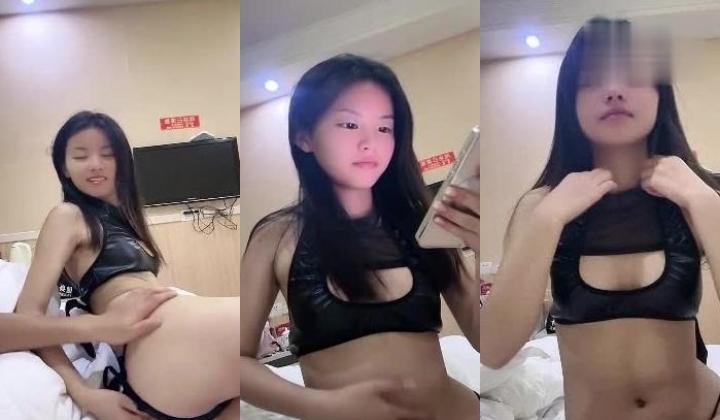 正宗在校学生~【刚好十八】教室上课露奶~约土豪啪啪！