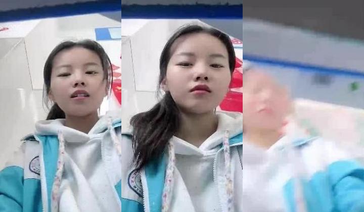 正宗在校学生~【刚好十八】教室上课露奶~约土豪啪啪！