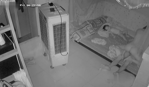 ️【破解摄像头】破解摄像头啪啪啪 求操遭拒枕头自慰