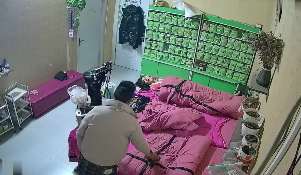 美容美体会馆摄像头破解真实偸拍，离异老板娘住在店里与新交的男友天天造爱，饭可以不吃炮一定得打