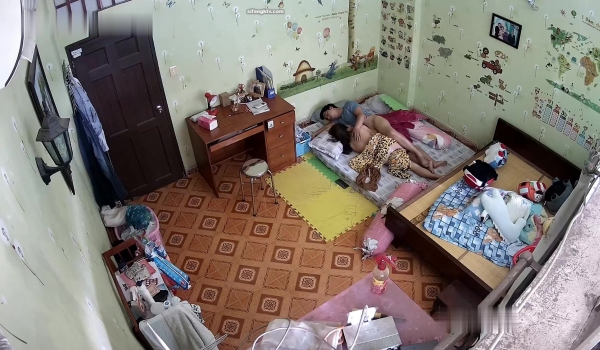 【破解摄像头】 ️极品夫妻 爬行跪舔口爆射满嘴都是