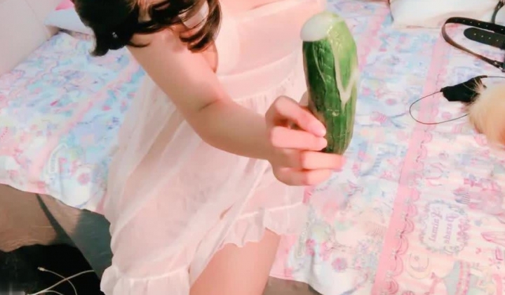 清纯反差双马尾LO萌妹『妄摄娘』福利私拍 在外是同学老师眼中的乖乖女，在私下是哥哥的鸡巴套子！
