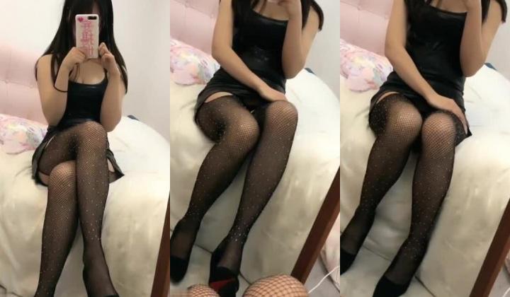 清纯反差双马尾LO萌妹『妄摄娘』福利私拍 在外是同学老师眼中的乖乖女，在私下是哥哥的鸡巴套子！