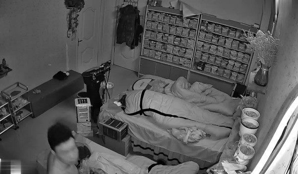 美容美体会馆摄像头破解真实偸拍，离异老板娘住在店里与新交的男友天天造爱，饭可以不吃炮一定得打