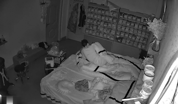 美容美体会馆摄像头破解真实偸拍，离异老板娘住在店里与新交的男友天天造爱，饭可以不吃炮一定得打