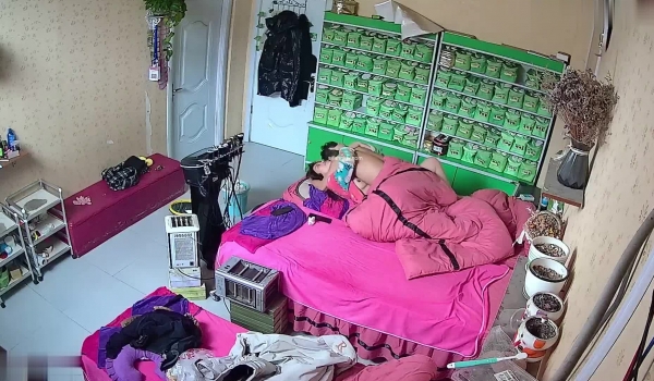 美容美体会馆摄像头破解真实偸拍，离异老板娘住在店里与新交的男友天天造爱，饭可以不吃炮一定得打