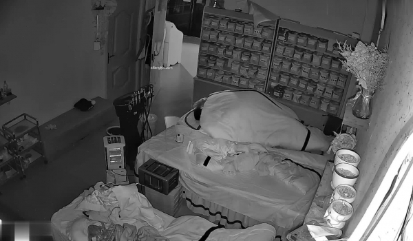 美容美体会馆摄像头破解真实偸拍，离异老板娘住在店里与新交的男友天天造爱，饭可以不吃炮一定得打