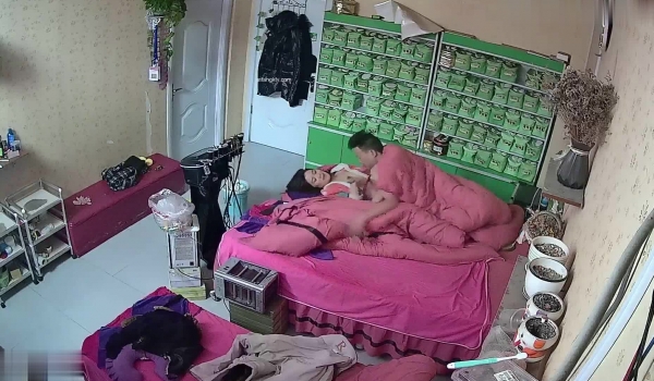美容美体会馆摄像头破解真实偸拍，离异老板娘住在店里与新交的男友天天造爱，饭可以不吃炮一定得打