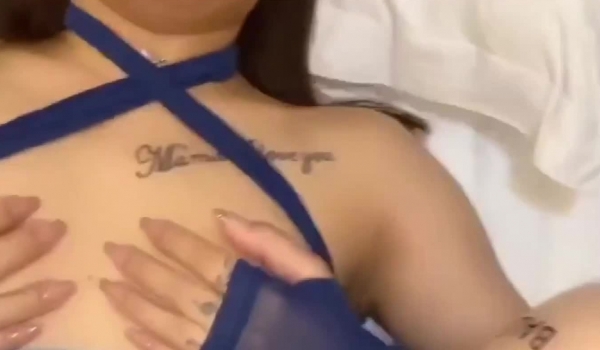 猥琐摄影师潜规则身材火爆的大长腿美女模特 各种姿势爆操她的大肥穴 完美露脸
