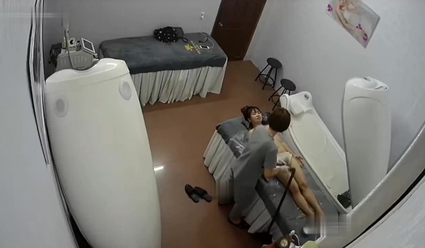 黑客破解美容院摄像头 偷拍女顾客脱光衣服激光雷射.脱毛护理