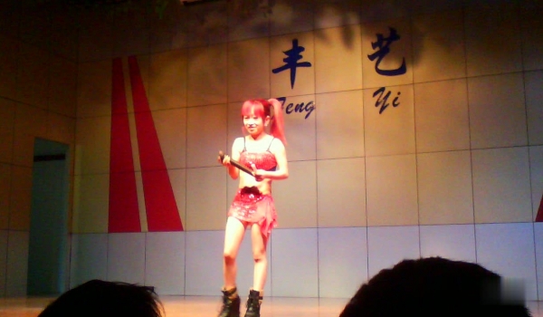 《稀缺 劲爆资源》浙江丰艺剧场不演话剧改演裸体歌舞了草台班子舞女们大胆表演噼叉下腰掰B更疯狂的是