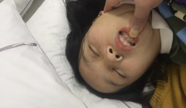 【2019真实灌醉】00年巨乳小妹灌醉变死猪玩弄内射