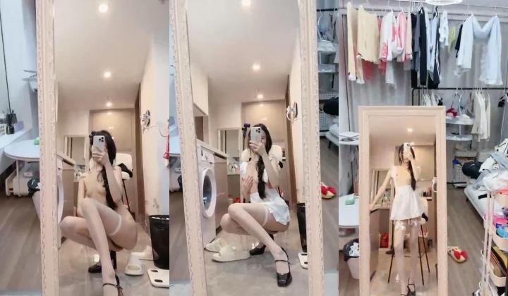 气质尤物性感女神！苗条身材诱人美腿！一个人居家大尺度，掰穴假吊插穴，爽的娇喘呻吟，白丝袜换装诱惑