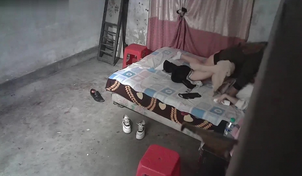 黑客破解流出，待拆迁区简陋快餐房打工男人的天堂，长得还可以的姐妹俩车轮战，好多上班族小伙来光顾，