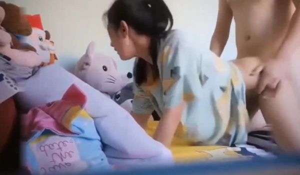 朋友出门打工，刚结婚的媳妇被我勾引上床，主动吃鸡巴，后入操爽了贴上来你侬我侬调情