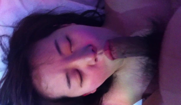 女友穿着豹纹内内边看色情影视边给我口交