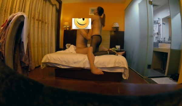 撩妹高手微聊好久才同意见面的离异丰满服装店老板娘黑丝高跟鞋好久没有男人滋润了叫的骚还说快操
