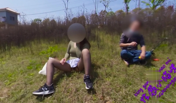 【真实勾引】透明真空开档丝袜，河边自慰诱惑钓鱼的男人