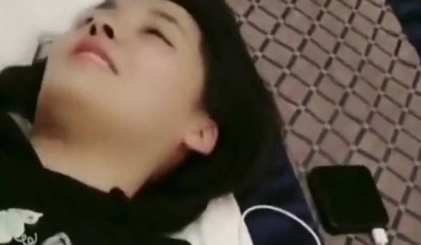 极品反差婊 家教勾引自己的学生，成功后毫不客气直接开艹，边草边给她老妈打电话，简直刺激爽了！
