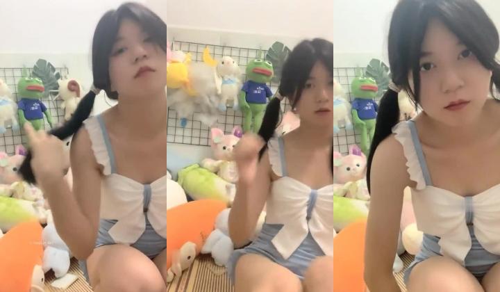 在校女大学生，【波波涩涩】，这个岁数看起来好小，含苞待放的小花骨朵，青涩，少女的逼无需多言，美爆