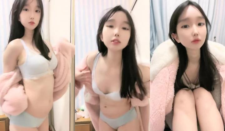 【小悦宝】校花学妹~!清纯学生服~掰穴特写~新道具自慰~清纯反差婊，爱嫩妹