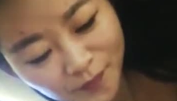 巨乳少妇，这大奶子托起小小的脸蛋，奶子甩来甩去真是好给力