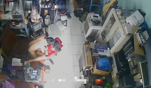 黑客破解网络摄像头监控偷拍 ️电器维修店小夫妻中午休息的时候在门店里啪啪