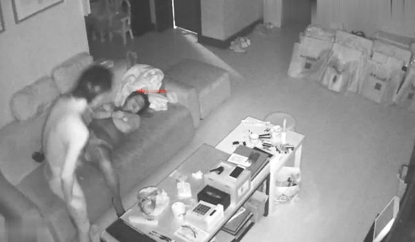 居家网络摄像头被黑偸拍狼尾发纹身潮男脱光沙发上与穿着情趣套装高跟鞋戴着眼镜的老婆肉战各种经典体位