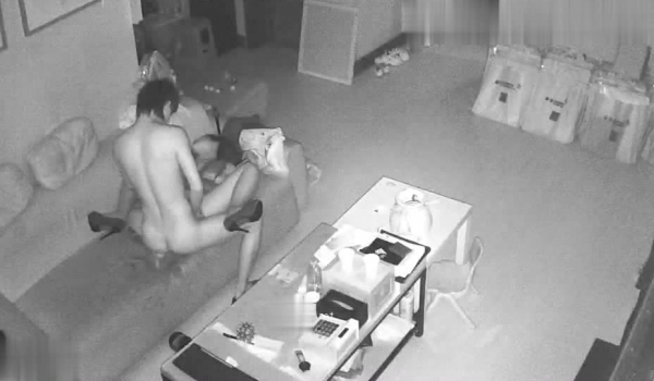 黑客破解网络摄像头监控偷拍淘宝内衣模特穿着情趣内衣和摄影师在库房的沙发上啪啪被颜射脸上