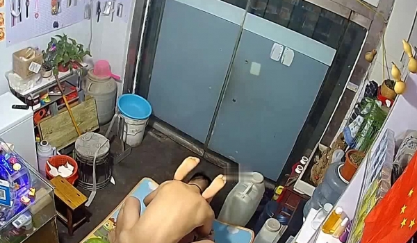 新流出破解网络摄像头偷拍年轻小伙鸡巴邦邦硬起在小店面的地上打地铺干一炮