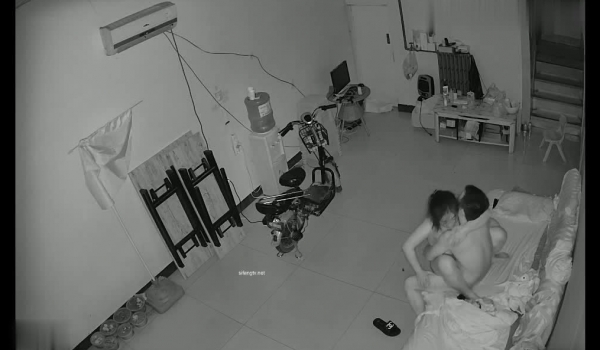 黑客破解网络摄像头远程监控偷拍小哥半夜在沙发上啪啪媳妇