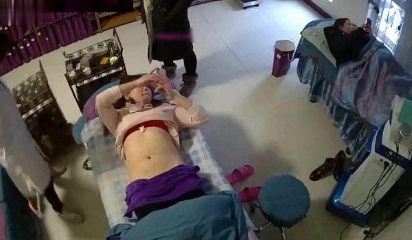 黑客破解网络摄像头偷窥最近很火的权建火疗馆两个来做火疗的少妇