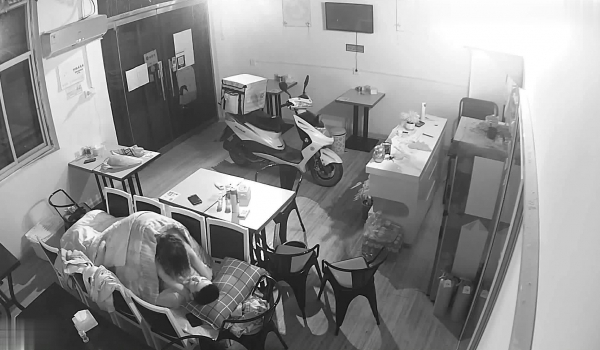 《破解网络摄像头》小饭店打样后年轻小老板和服务员在里面用凳子搭个简易床上啪啪