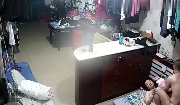 破解网络摄像头。等不及了，男姘头刚一进门老板娘赶紧拉下门在门市里啪啪啪太饥渴了一干就叫不停