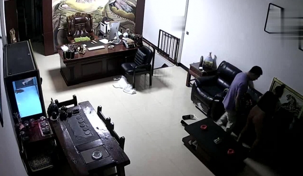 黑客破解网络摄像头偷拍老板下班前和性感女秘书在办公室干一炮才回家