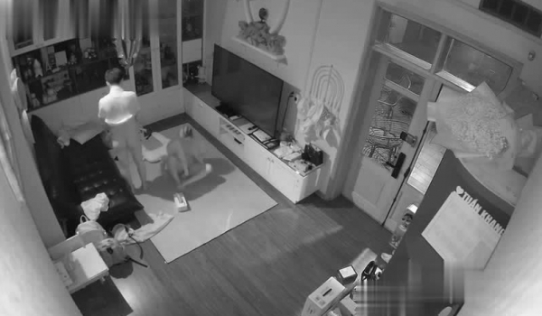 黑客破解网络摄像头偷拍 豪宅里的的富姐晚上散步回来被老公沙发草到地板[