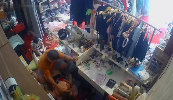 黑客破解网络摄像头监控偷拍 ️服装店老板给媳妇搽药兽性大发趴在媳妇身上发泄一下兽欲