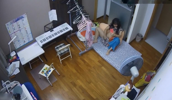 居家网络摄像头破解TP艺校年轻美乳美眉寂寞想要了用电话与男友视频通话虚拟隔空造爱插的猛叫的浪