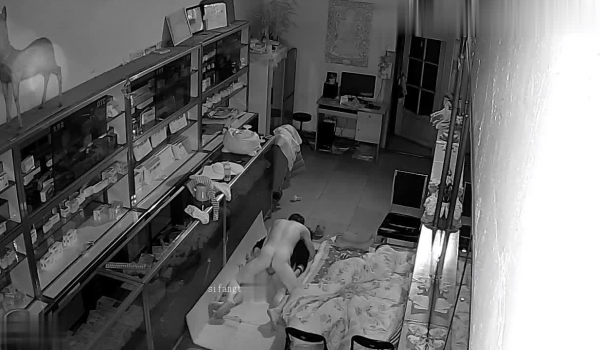 黑客破解网络摄像头监控偷拍住在商铺的夫妻怕动作太大把简易床弄坏了用纸箱铺在地上啪啪啪