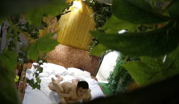 《监控破解》眼镜哥酒店约炮白白嫩嫩的美女同事各种姿势干她的小嫩B