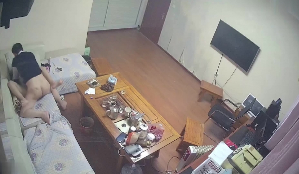 黑客破解网络摄像头监控偷拍某单位领导晚上加班把财务叫到办公室沙发各种姿势啪啪啪方言对白