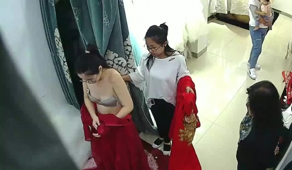 破解网络摄像头监控偷拍婚纱店试衣间新娘试穿婚纱现在流行奉子成婚么还有几个挺着大肚子的
